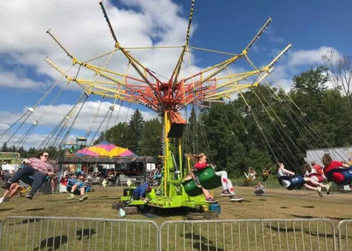 Outdoors people on a fair ride